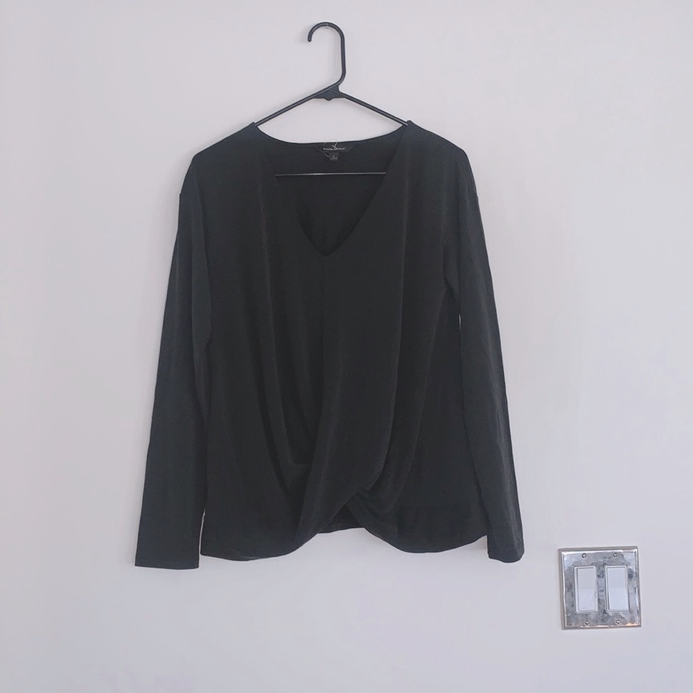 Banana Republic faded black front twist long sleeve- size S